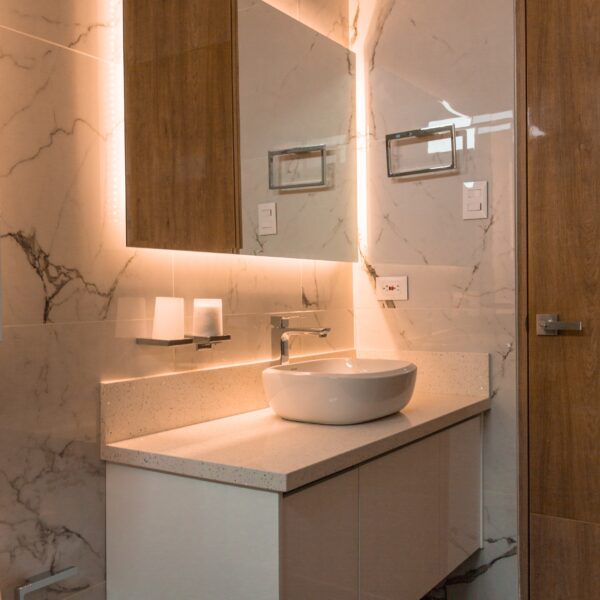 Baño blanco muebles 1