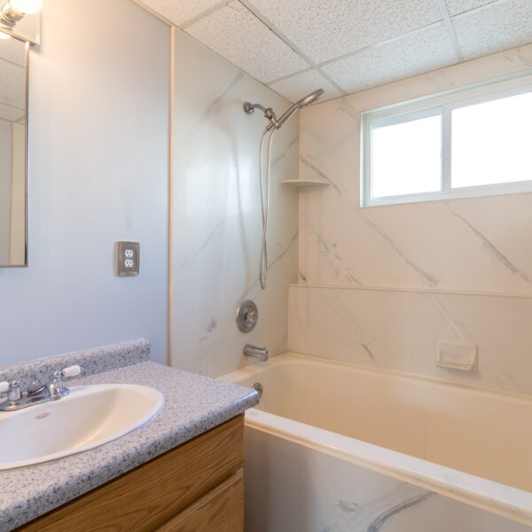 Baño blanco muebles 2