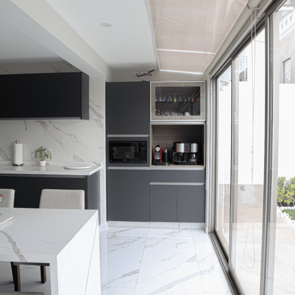 Cocina gris cuadrada 03